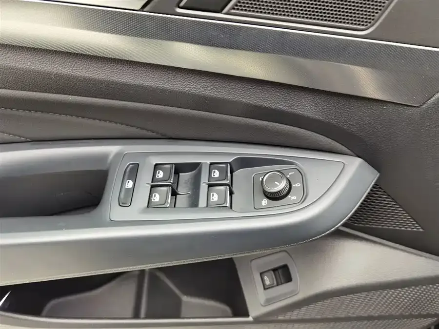 Volkswagen Passat Passat 2022 330TSI Deluxe Edition 2023 — миниатюра 3