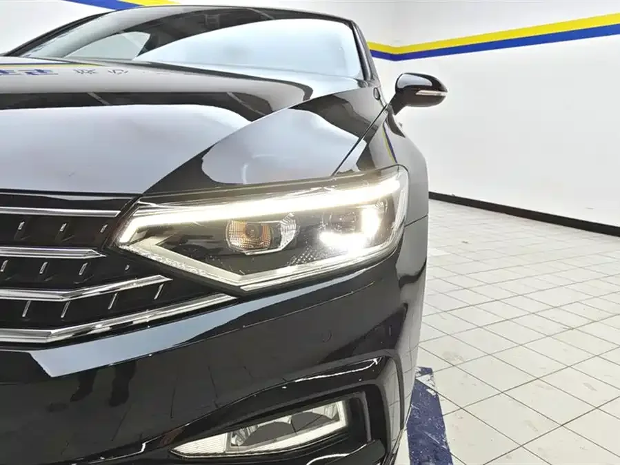 Volkswagen Magotan Magotan 2023 2 million commemorative edition 330TSI DSG leading model 2024 — миниатюра 2