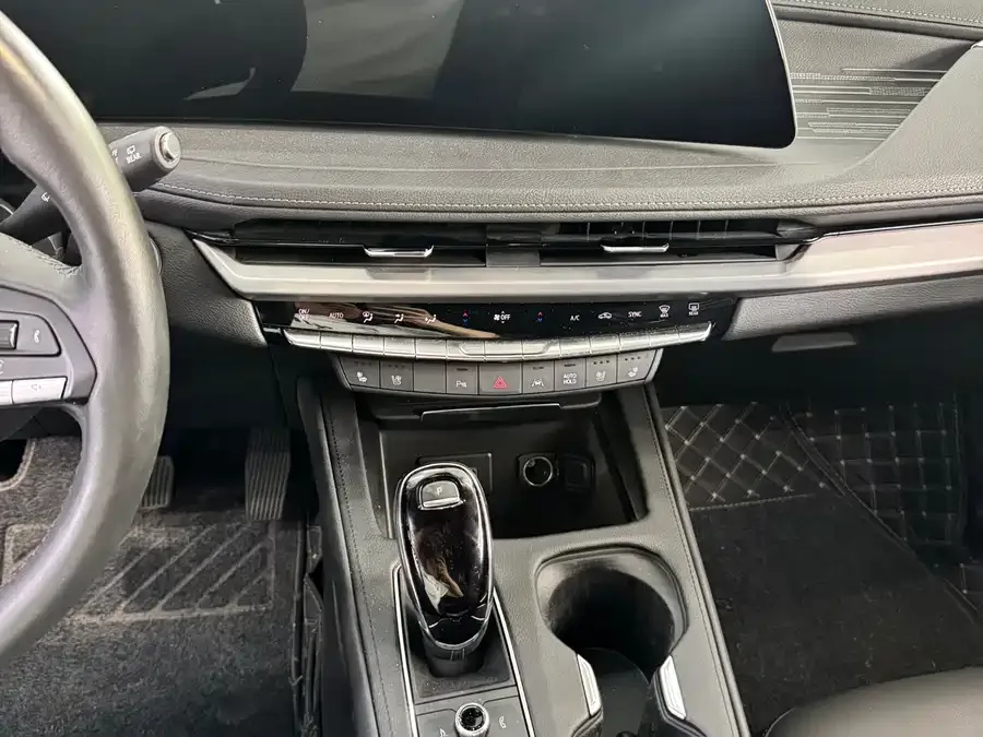Cadillac XT4 2024 28T 2WD Premium Edition 2023 — миниатюра 3