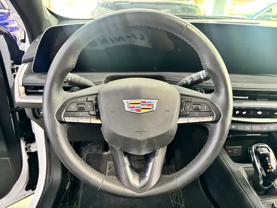 Cadillac XT4 2024 28T 2WD Premium Edition 2023 — миниатюра 5