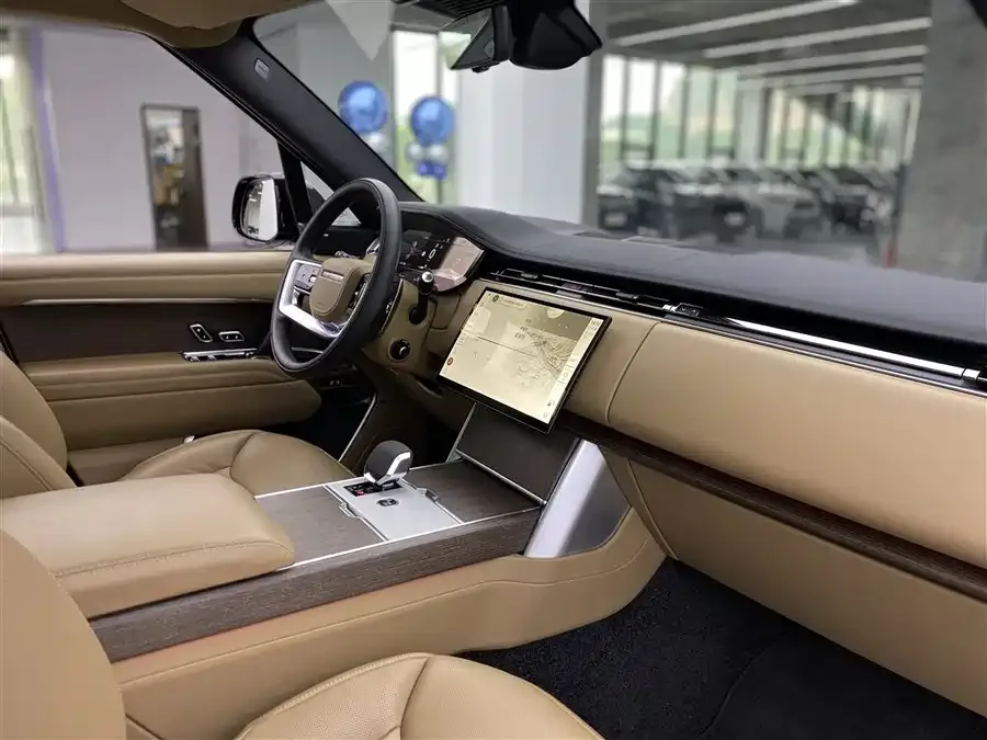 Land Rover Range Rover Range Rover 2024 3.0 L6 400PS Extended Edition 2024 — миниатюра 3