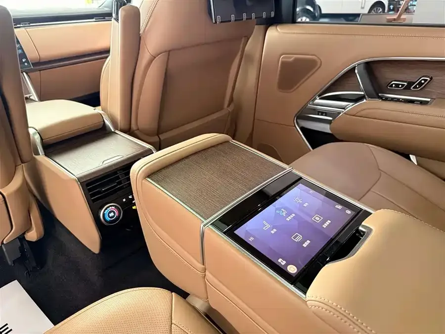 Land Rover Range Rover Range Rover 2024 3.0 L6 400PS Model Extended Edition 2024 — миниатюра 2