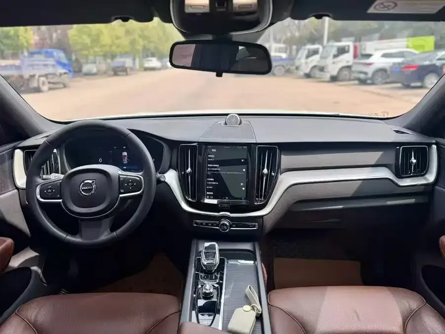 Volvo XC60 2024 B5 4WD Zhiyi Luxury Edition 2023 — миниатюра 2