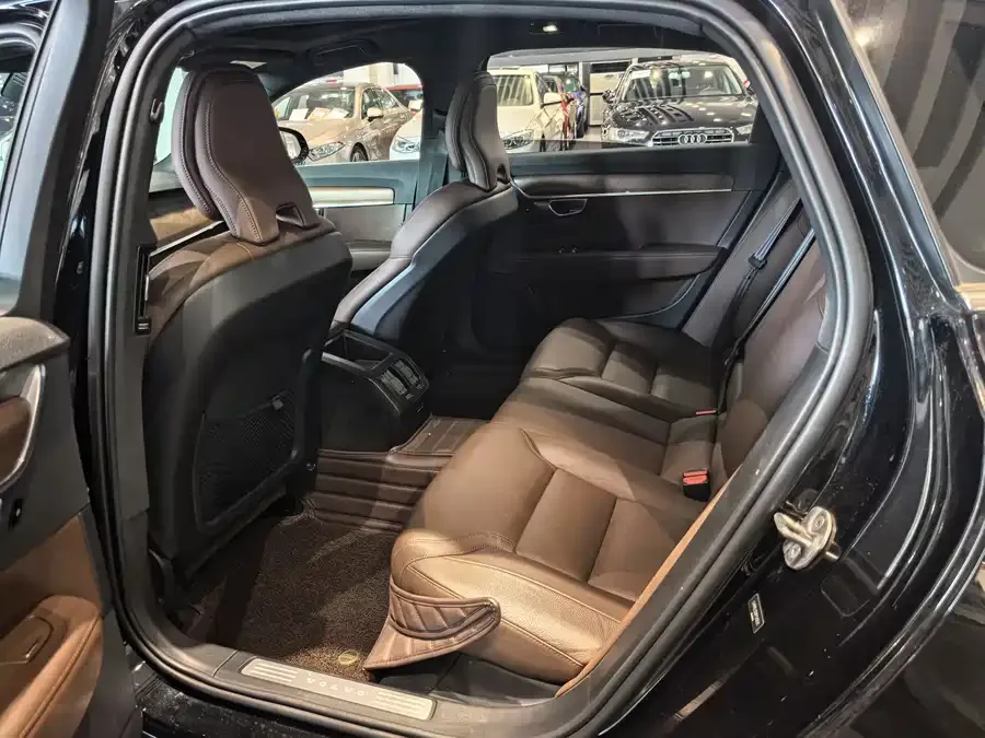 Volvo S90 2023 B5 Zhiyi Luxury Edition 2023 — миниатюра 3