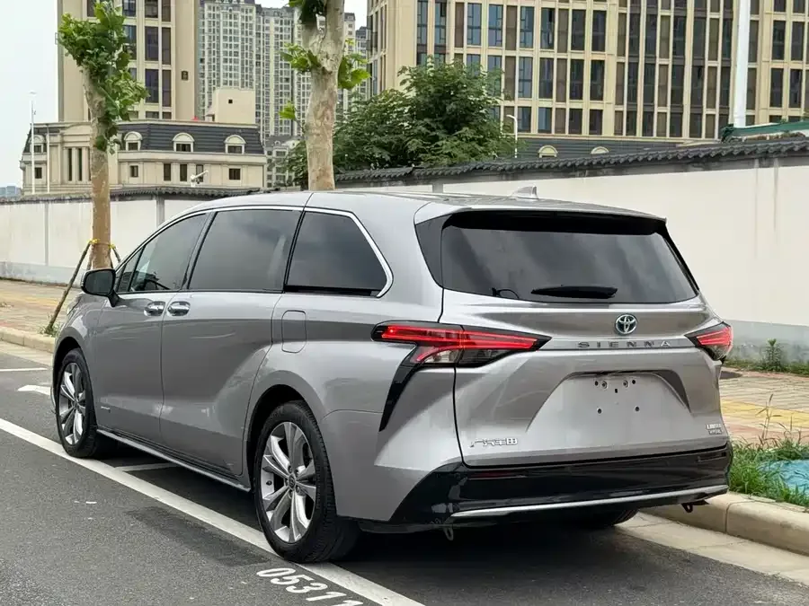 Toyota Sienna SIENNA 2024 2.5L Hybrid Premium Edition 2023 — миниатюра 3