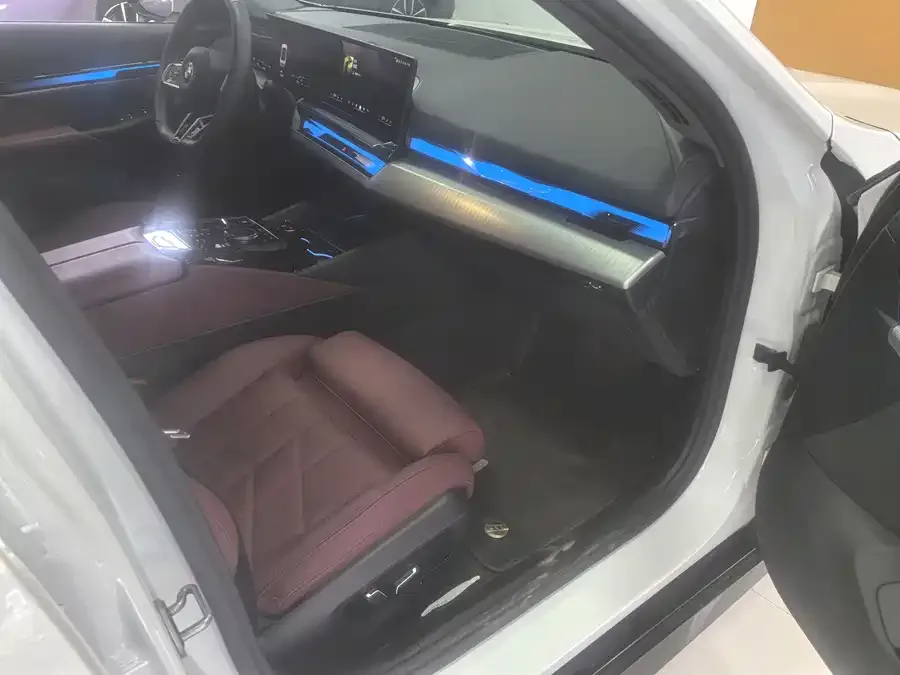 BMW 5 Series BMW 5 Series (Imported) 2026 525i M Sport Package 2025 — миниатюра 2