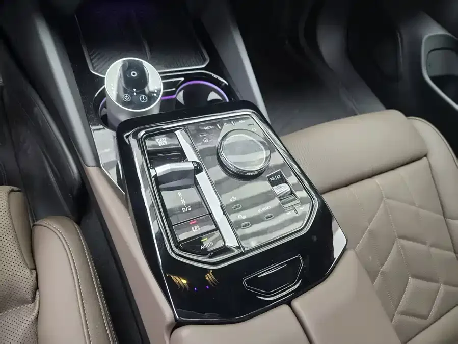 BMW 5 Series BMW 5 Series (Imported) 2024 530i Exclusive M Sport Package 2025 — миниатюра 4