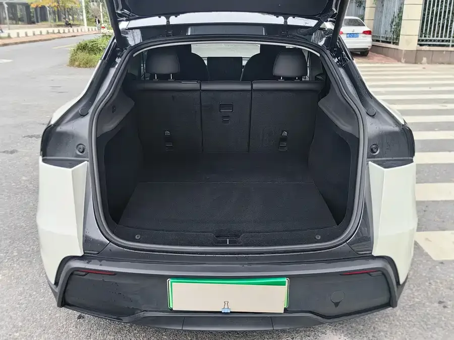 Tesla Model Y Model Y 2025 rear-wheel drive version 2025 — миниатюра 3
