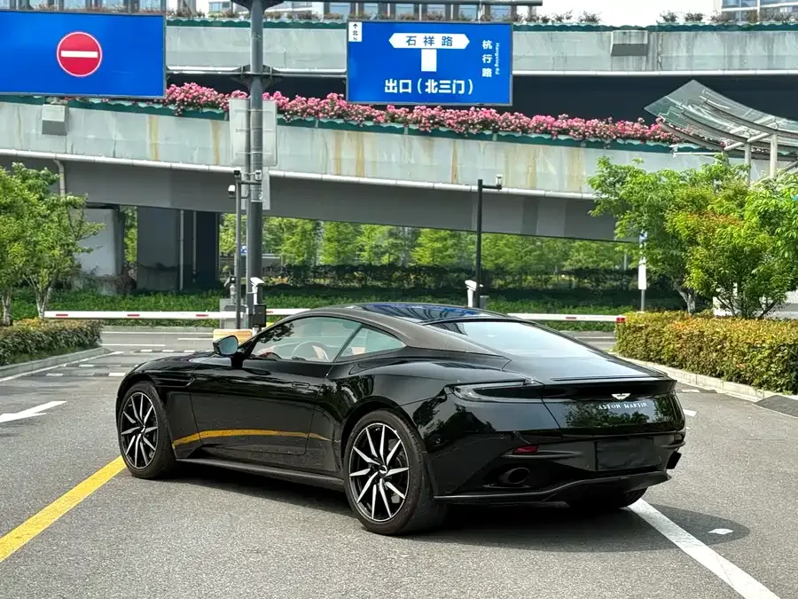 Aston Martin DB11 2022 4.0T V8 Coupe 2023 — миниатюра 3