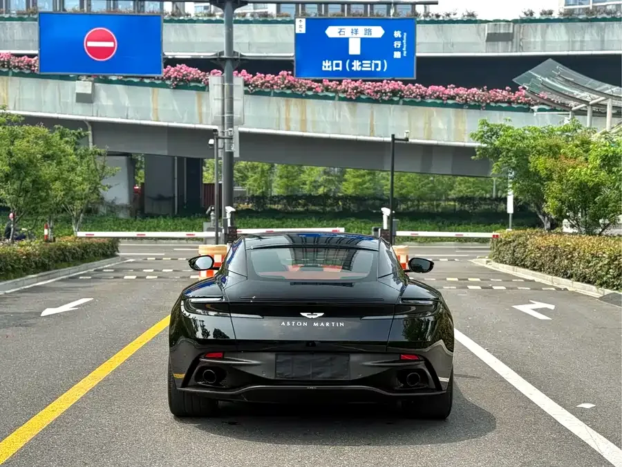 Aston Martin DB11 2022 4.0T V8 Coupe 2023 — миниатюра 5