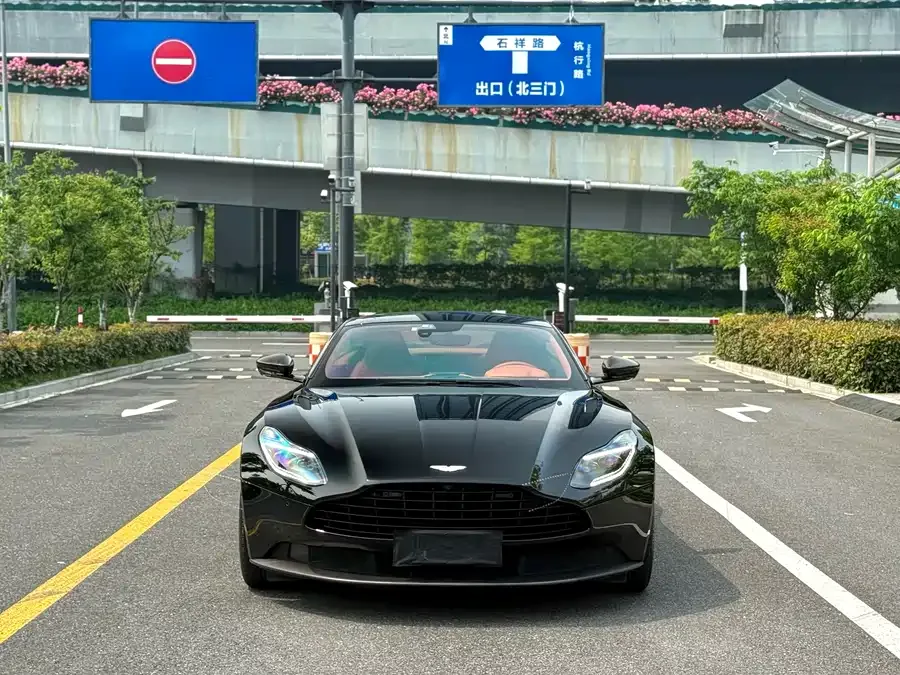 Aston Martin DB11 2023