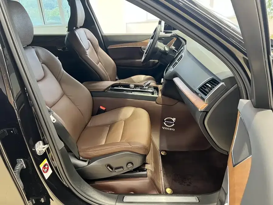 Volvo XC90 2024 B5 Smart Luxury Edition 5 Seaters 2024 — миниатюра 3