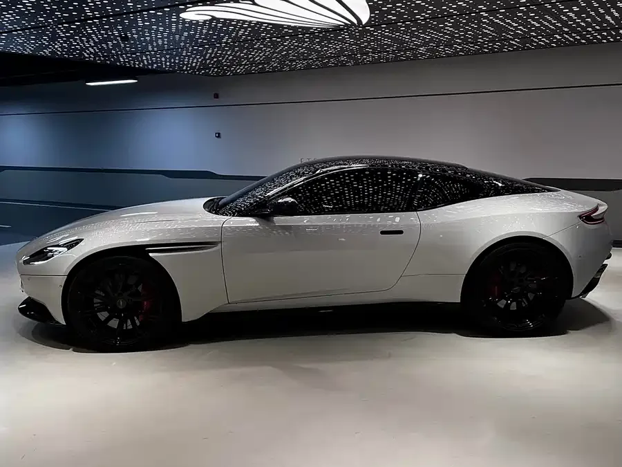 Aston Martin DB11 2022 4.0T V8 Coupe 2023 — миниатюра 3