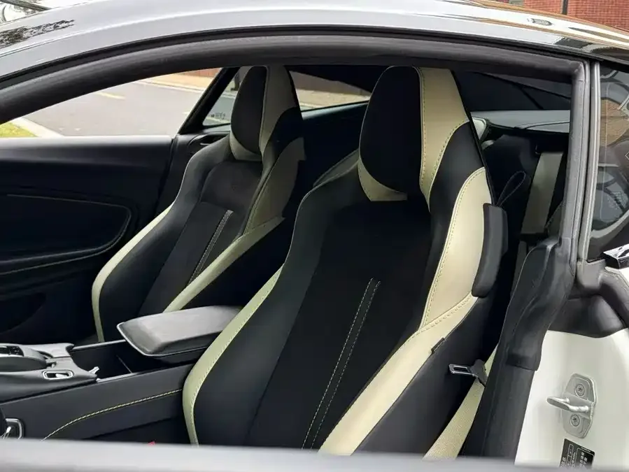 Aston Martin DB11 2022 4.0T V8 Coupe 2023 — миниатюра 4