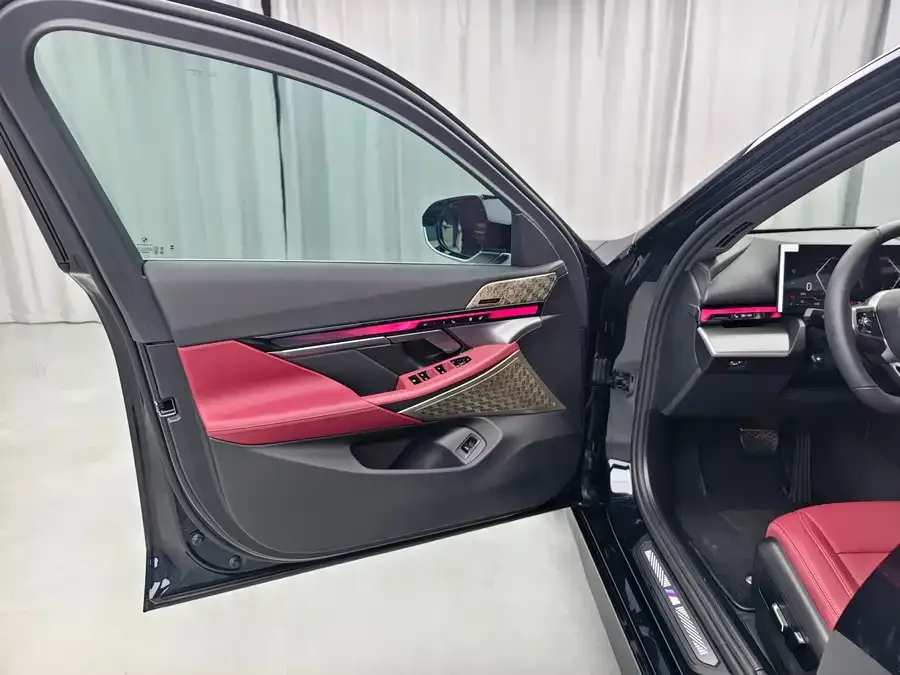 BMW 5 Series BMW 5 Series 2025 530Li Leading M Sport Package 2025 — миниатюра 4