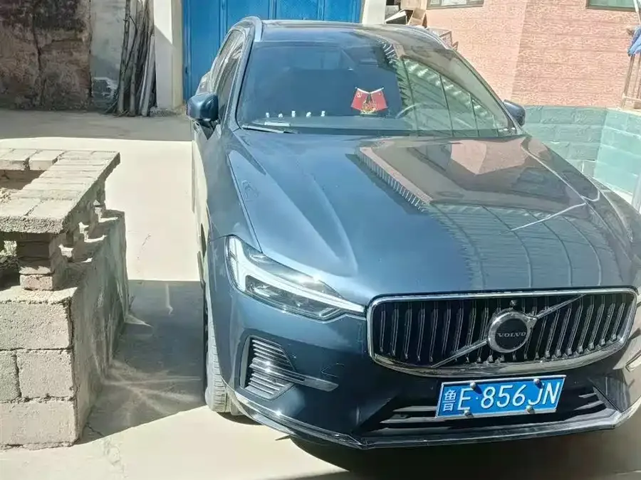 Volvo XC60 2024 B5 4WD Zhiyuan Luxury Edition 2023 — фото 1, купить с доставкой в Москву