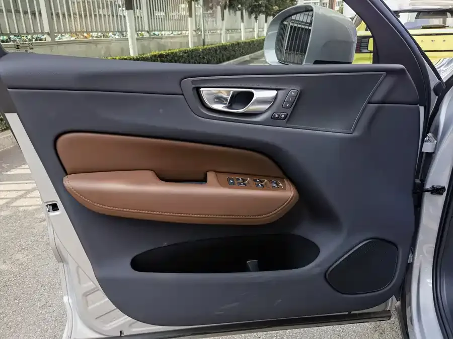 Volvo XC60 2024 B5 4WD Zhiyi Luxury Edition 2024 — миниатюра 3