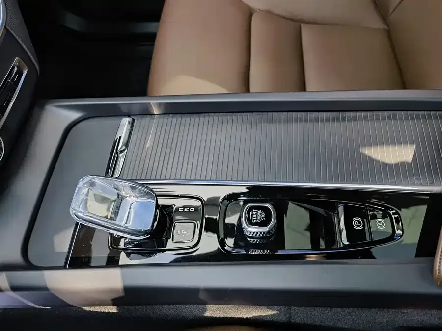 Volvo XC60 2024 B5 4WD Zhiyi Luxury Edition 2024 — миниатюра 4