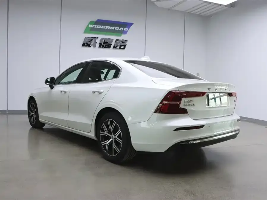 Volvo S60 2025 B4 Zhiyi Luxury Edition 2025 — миниатюра 2