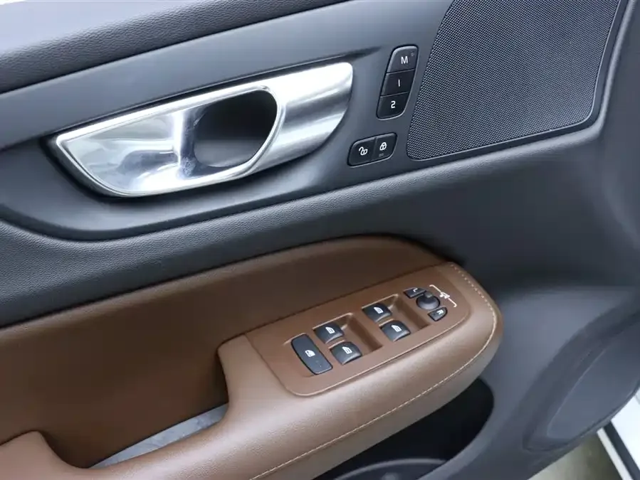 Volvo S60 2025 B4 Zhiyi Luxury Edition 2025 — миниатюра 4
