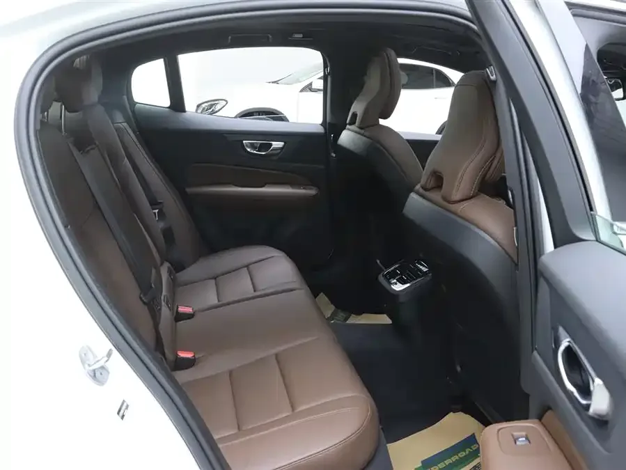 Volvo S60 2025 B4 Zhiyi Luxury Edition 2025 — миниатюра 5