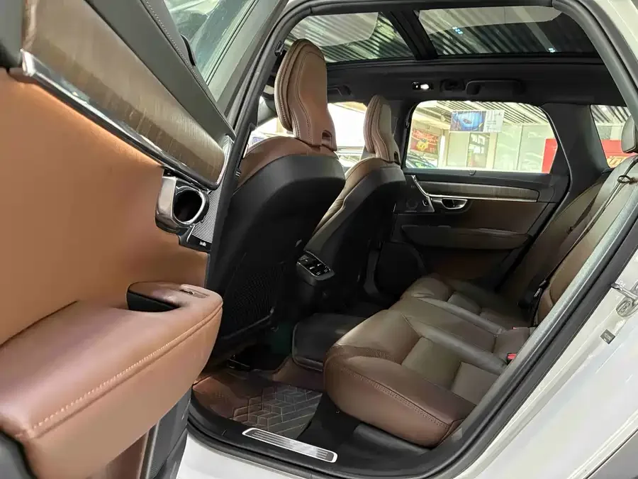 Volvo V90 2024 Cross Country B5 AWD Smart Edition 2025 — миниатюра 3