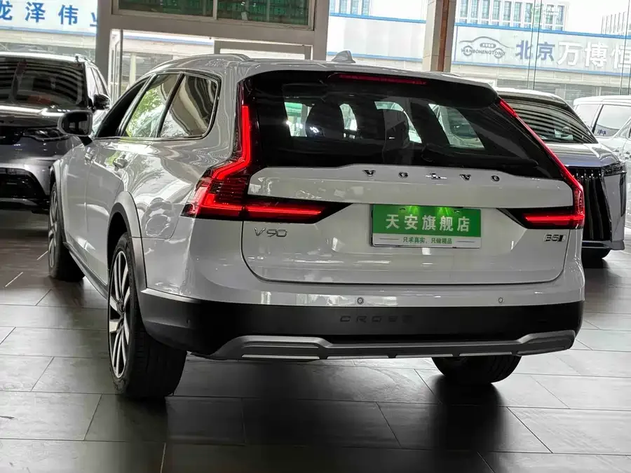 Volvo V90 2024 Cross Country B5 AWD Smart Edition 2025 — миниатюра 4