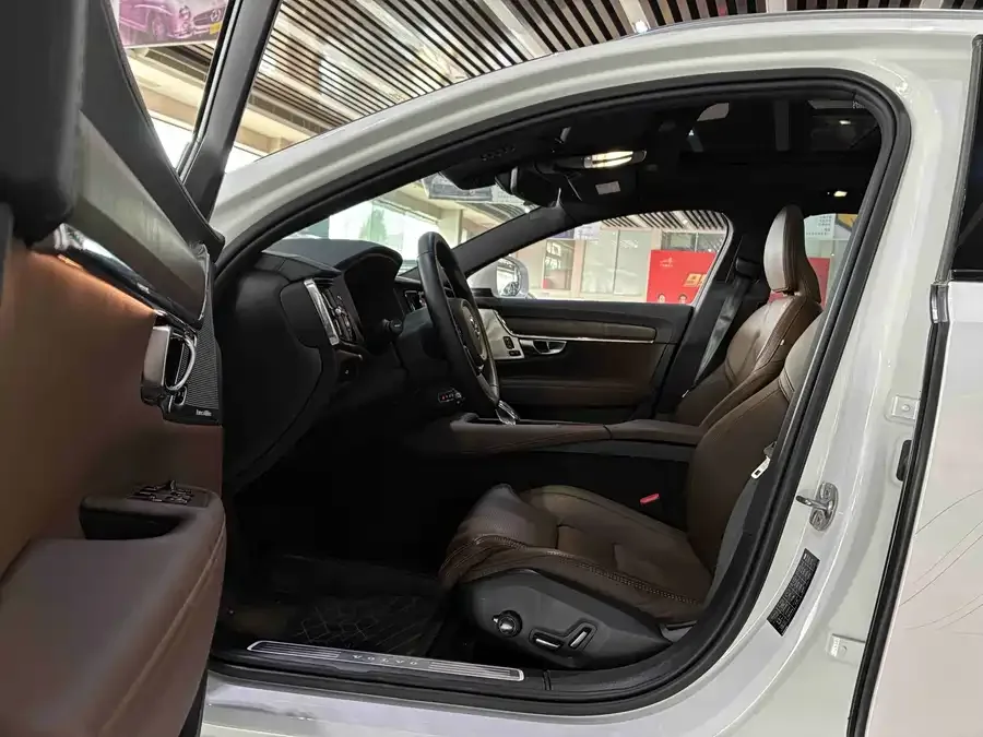 Volvo V90 2024 Cross Country B5 AWD Smart Edition 2025 — миниатюра 5