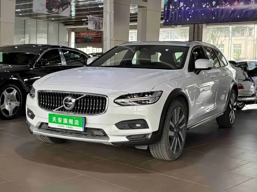 Volvo V90 2025