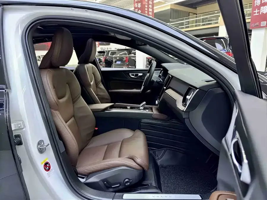 Volvo S60 2023 B4 Zhiyuan Luxury Edition 2022 — миниатюра 2