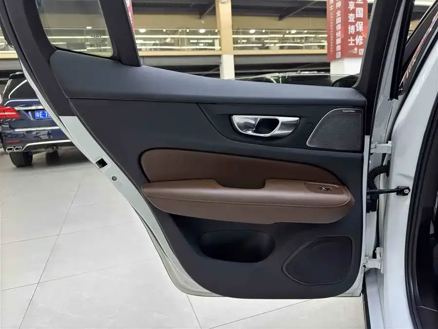 Volvo S60 2023 B4 Zhiyuan Luxury Edition 2022 — миниатюра 4