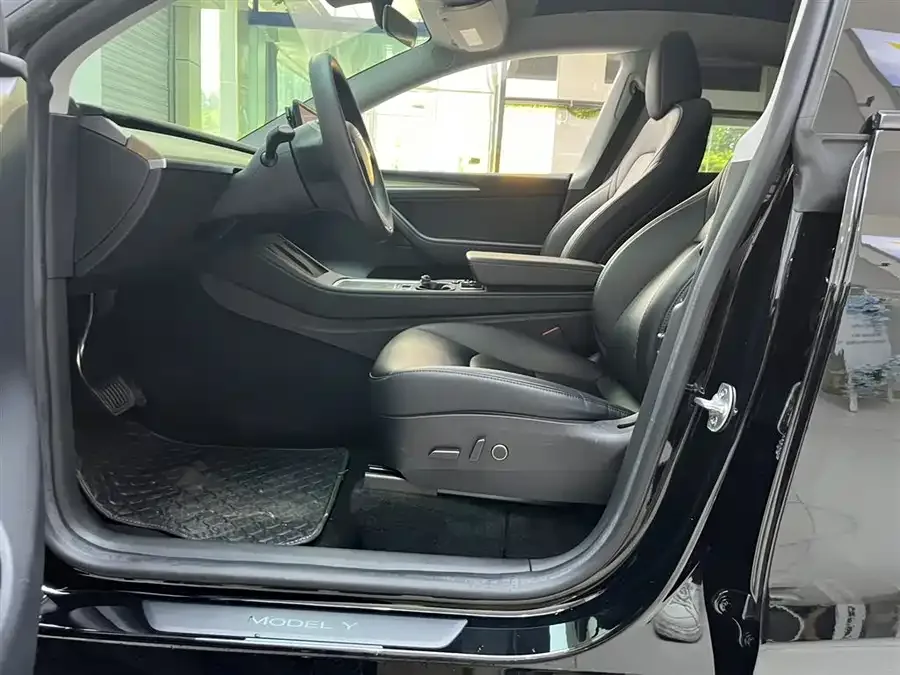 Tesla Model Y Model Y 2022 facelift rear-wheel drive version 2023 — миниатюра 4