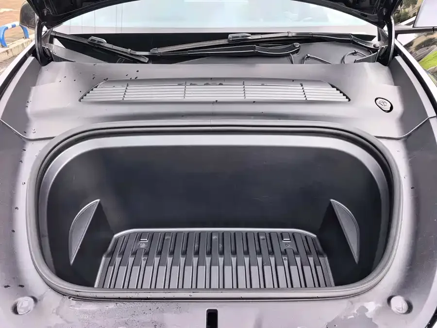 Tesla Model Y Model Y 2024 rear-wheel drive version 2024 — миниатюра 4