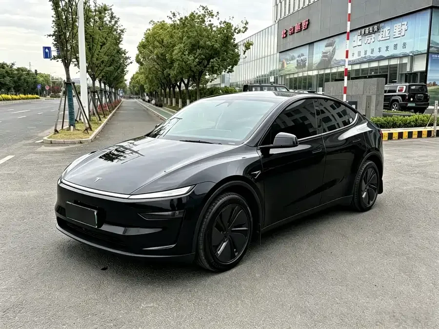 Tesla Model Y 2025
