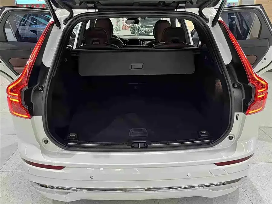 Volvo XC60 Plug-in Hybrid 2025 Plug-in Hybrid Long-range Four-wheel Drive Zhiyuan Luxury Edition 2025 — миниатюра 3