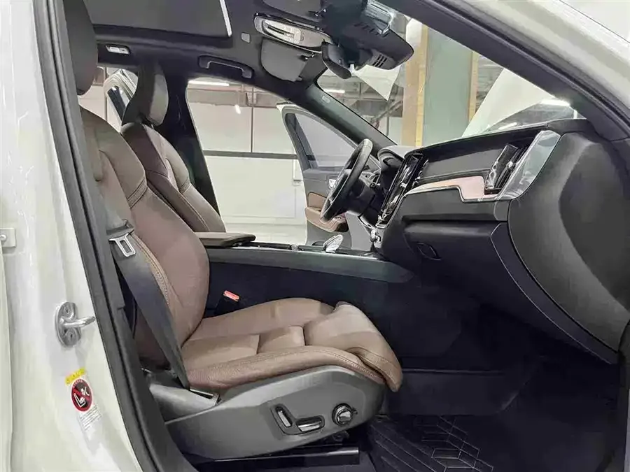 Volvo XC60 Plug-in Hybrid 2025 Plug-in Hybrid Long-range Four-wheel Drive Zhiyuan Luxury Edition 2025 — миниатюра 4