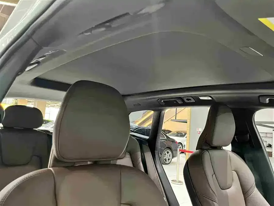 Volvo XC60 Plug-in Hybrid 2025 Plug-in Hybrid Long-range Four-wheel Drive Zhiyuan Luxury Edition 2025 — миниатюра 5
