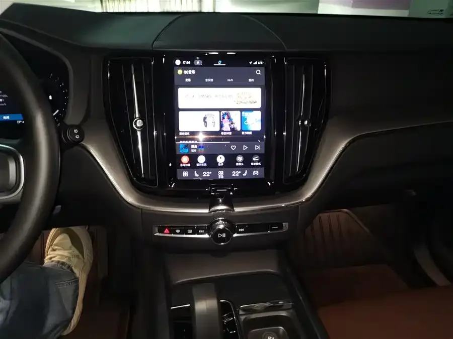 Volvo XC60 2025 B5 4WD Zhiyi Luxury Edition 2024 — миниатюра 3