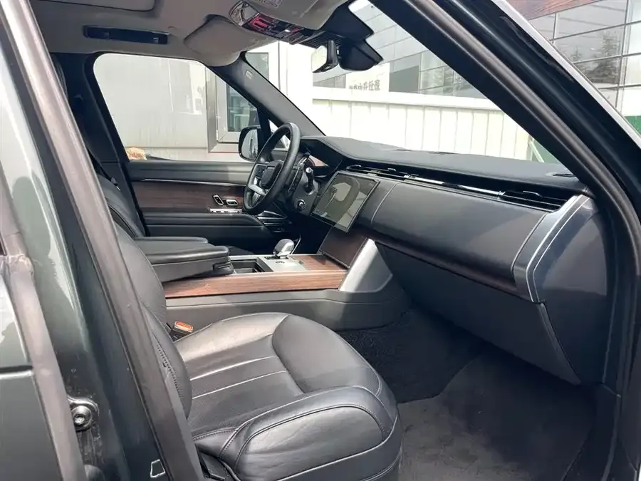Land Rover Range Rover Range Rover 2024 3.0 L6 400PS Genesis Extended Edition 2024 — миниатюра 3