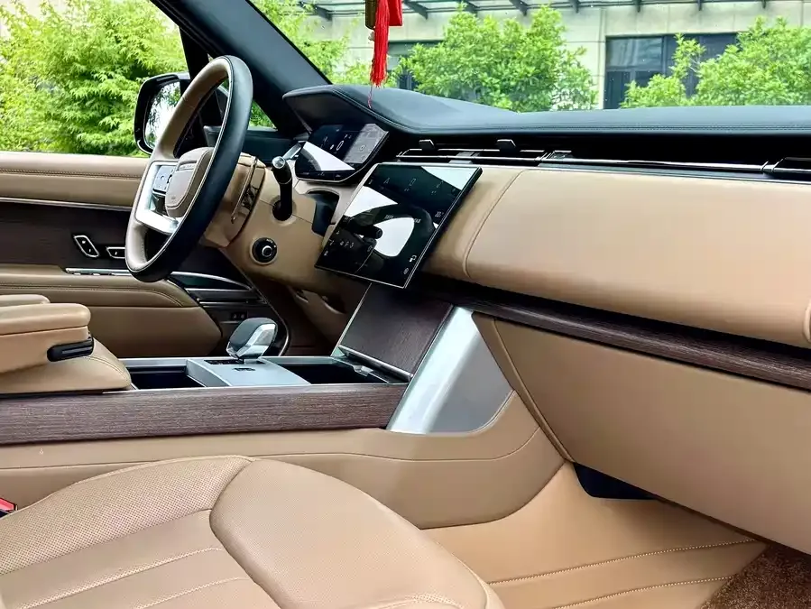 Land Rover Range Rover Range Rover 2024 3.0 L6 400PS Genesis Extended Edition 2024 — миниатюра 3