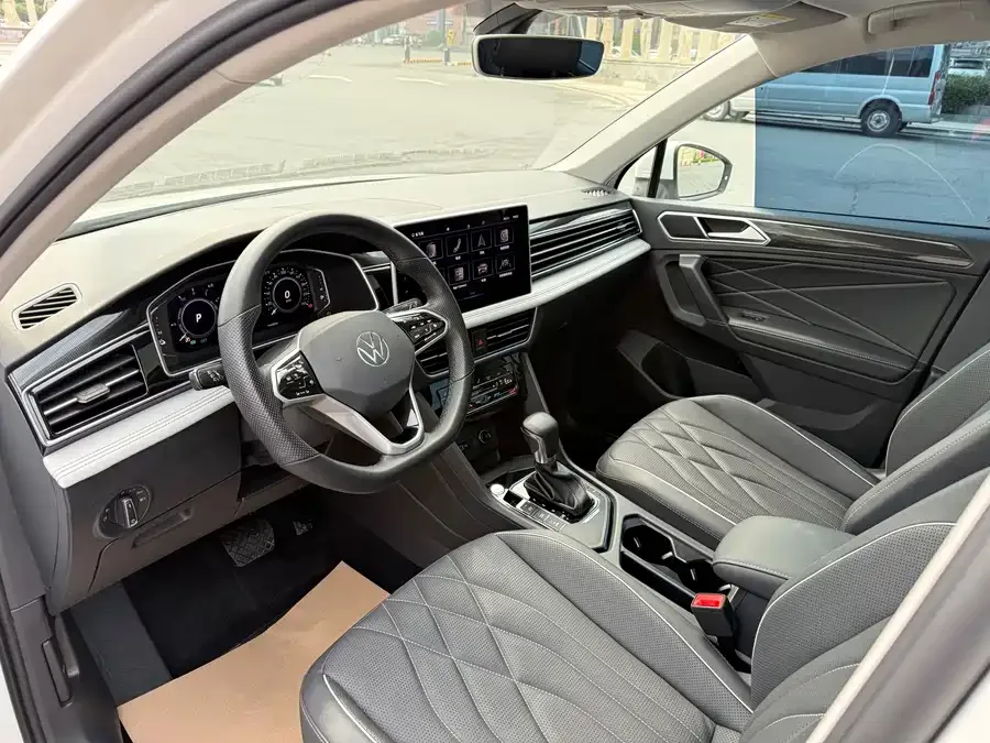 Volkswagen Tiguan L plug-in hybrid 2022 Volkswagen Tiguan L Plug-in Hybrid 430PHEV Premium Edition 2023 — миниатюра 4
