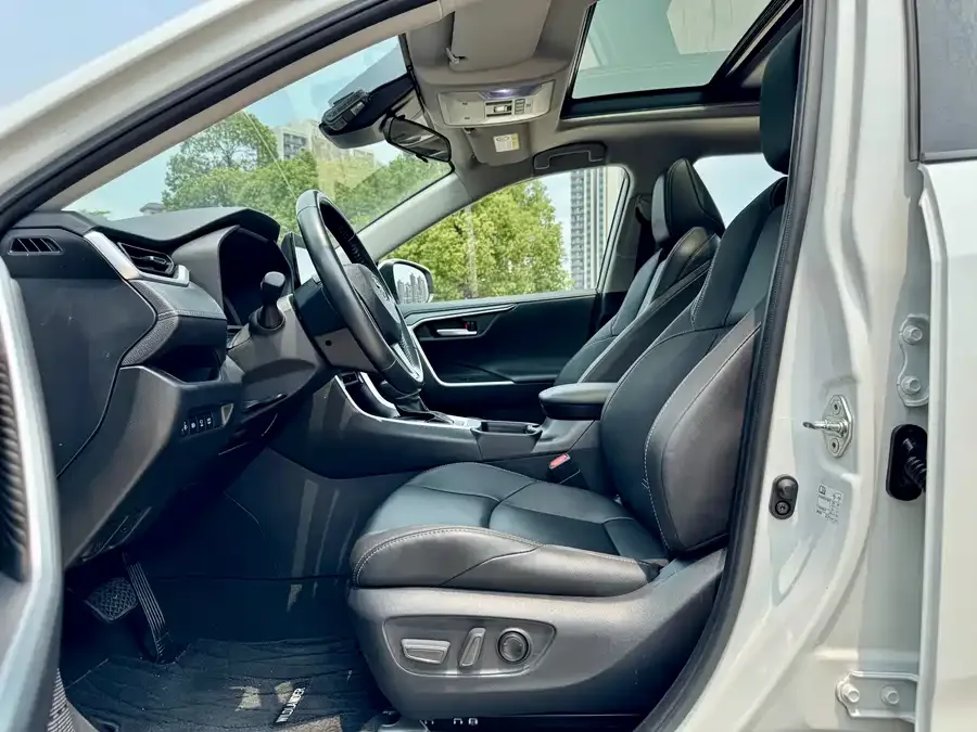 Toyota Wildlander Wildlander 2023 2.0L CVT 4WD Luxury PLUS Edition 2023 — миниатюра 2