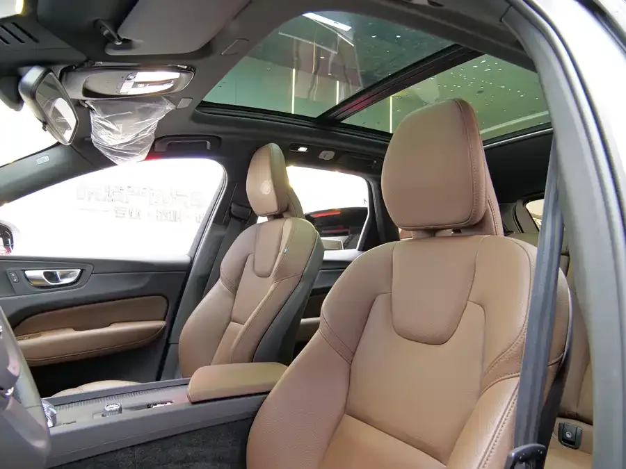 Volvo XC60 2024 B5 4WD Zhiyi Luxury Edition 2024 — миниатюра 3