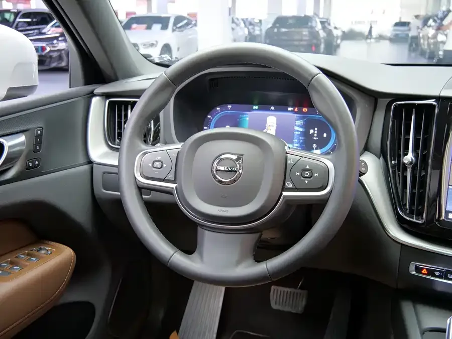 Volvo XC60 2024 B5 4WD Zhiyi Luxury Edition 2024 — миниатюра 4