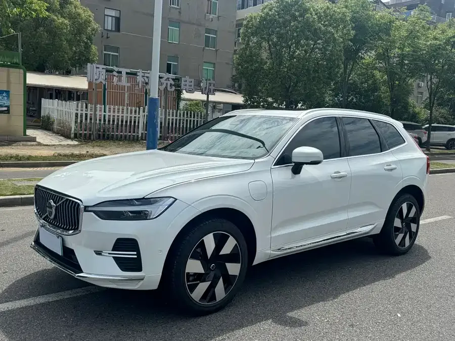 Volvo XC60 2025