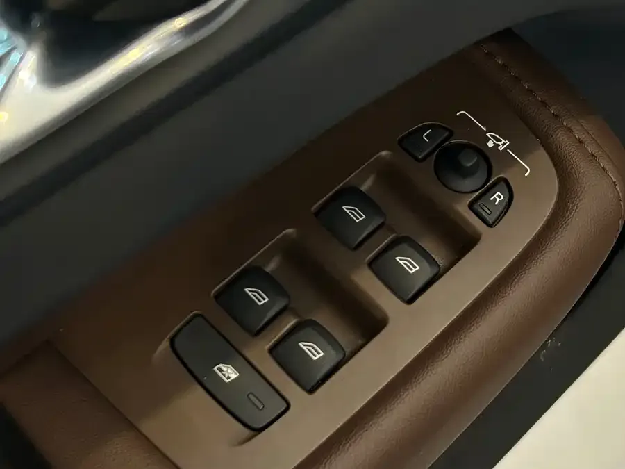 Volvo XC60 2024 B5 4WD Zhiyi Luxury Edition 2024 — миниатюра 3
