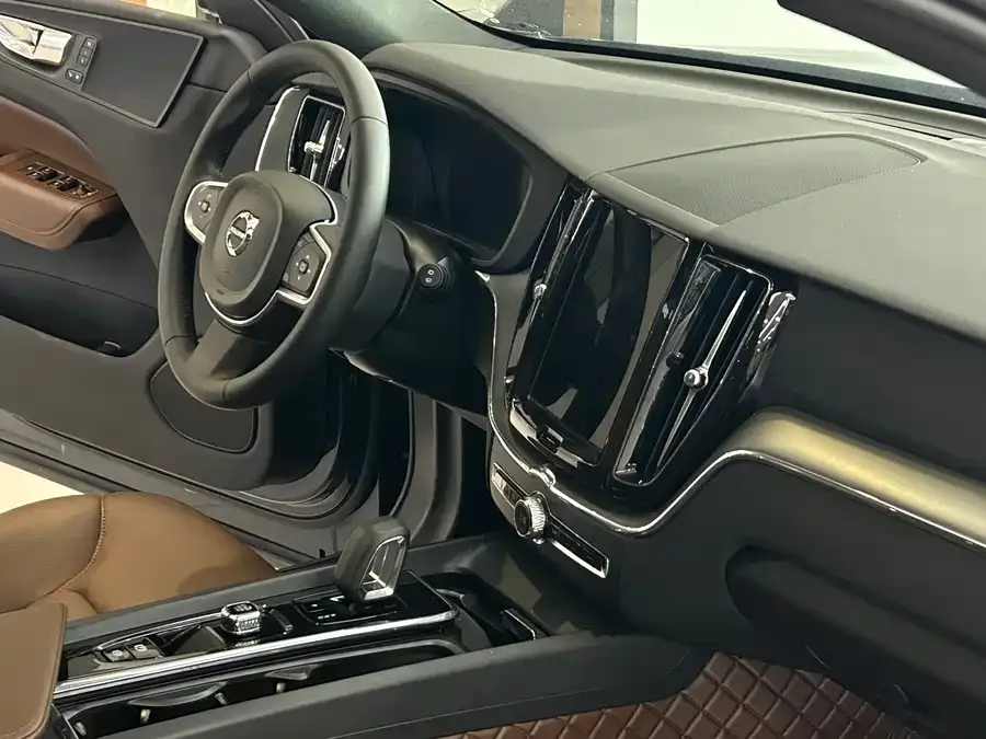 Volvo XC60 2024 B5 4WD Zhiyi Luxury Edition 2024 — миниатюра 4