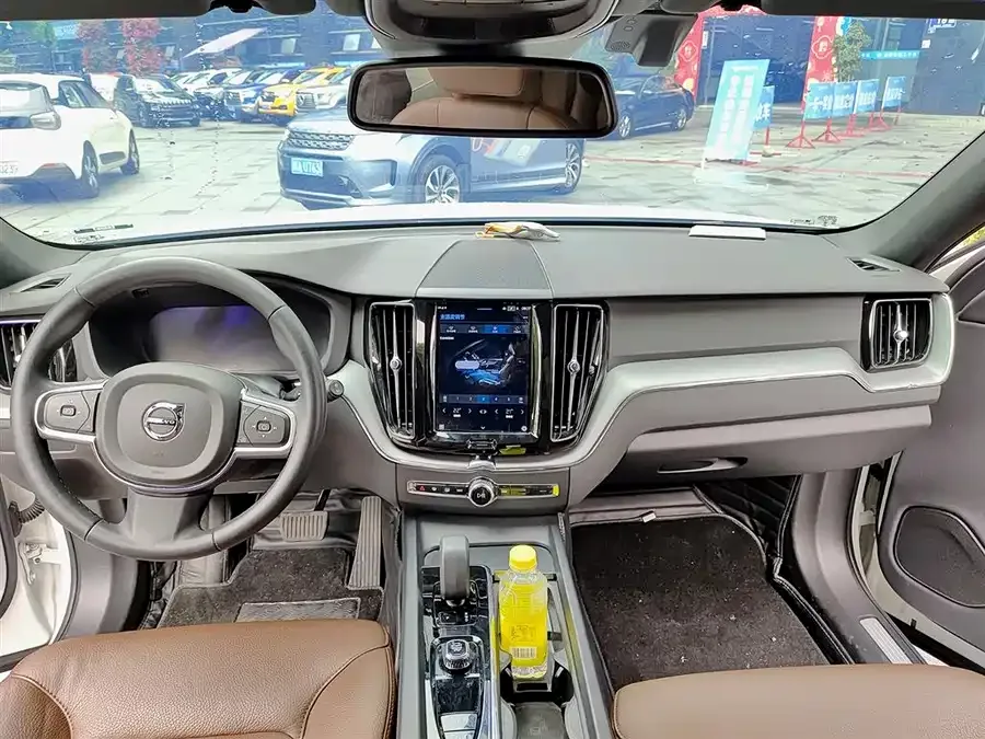 Volvo XC60 2024 B5 4WD Zhiyi Luxury Edition 2024 — миниатюра 3