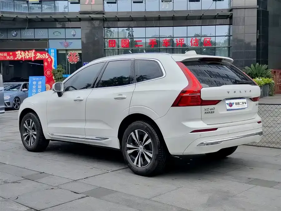 Volvo XC60 2024 B5 4WD Zhiyi Luxury Edition 2024 — миниатюра 4