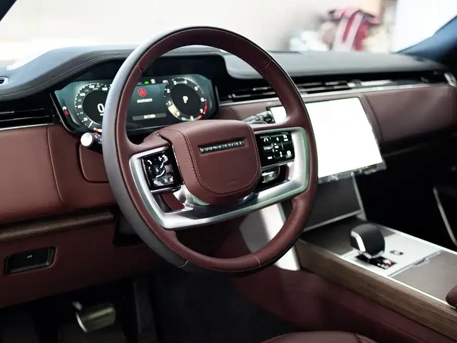 Land Rover Range Rover Range Rover 2025 3.0 L6 400PS Genesis Extended Edition 2026 — миниатюра 3